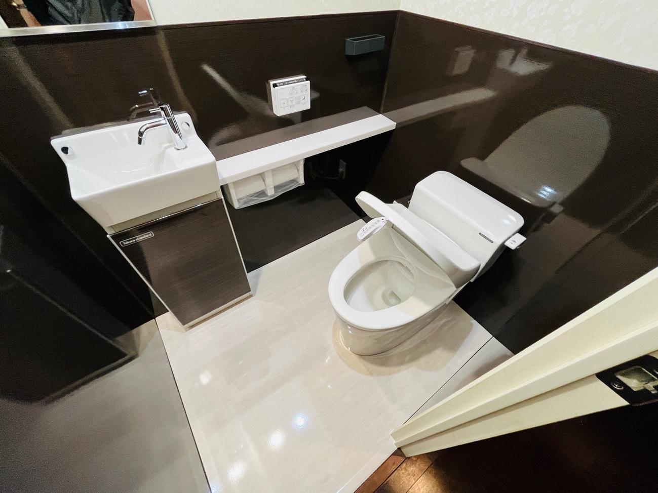 スリムなデザインと高い清掃性で、理想のトイレ空間を実現（ティモニ Uシリーズ）