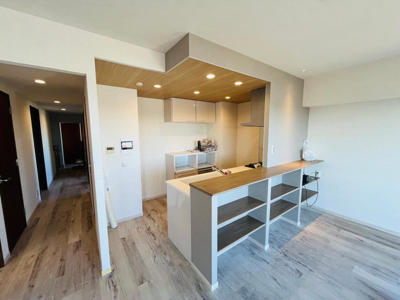 対面型の高品位ホーローシステムキッチン造作で、キッチンとLDKをひとつの心地よい空間へ（「エーデルシリーズ）